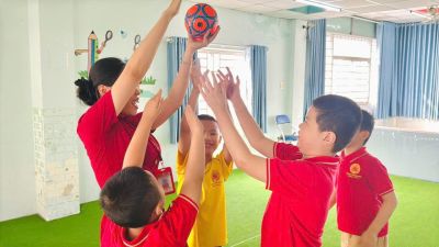 CHỈ MỘT QUẢ B&Oacute;NG &ndash; CẢ THẾ GIỚI NIỀM VUI MỞ RA