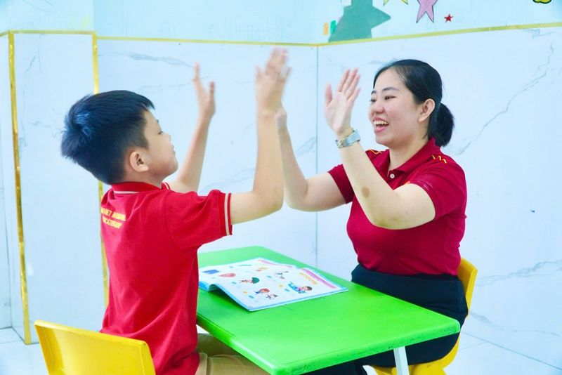 MƯA HAY NẮNG? B&Eacute; KHAI S&Aacute;NG HỌC C&Aacute;CH CHỌN TRANG PHỤC ĐỂ TỰ CHĂM S&Oacute;C BẢN TH&Acirc;N