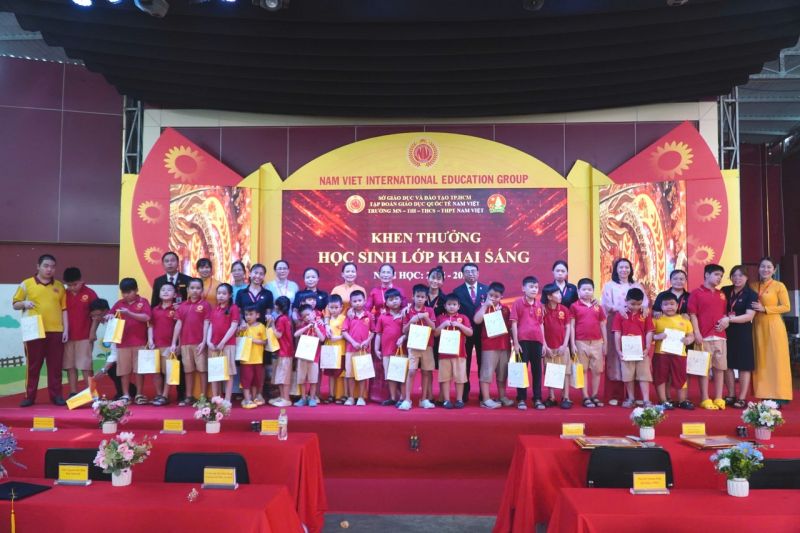 Những Nụ Cười Rạng Rỡ Kh&eacute;p Lại Năm Học Trọn Vẹn