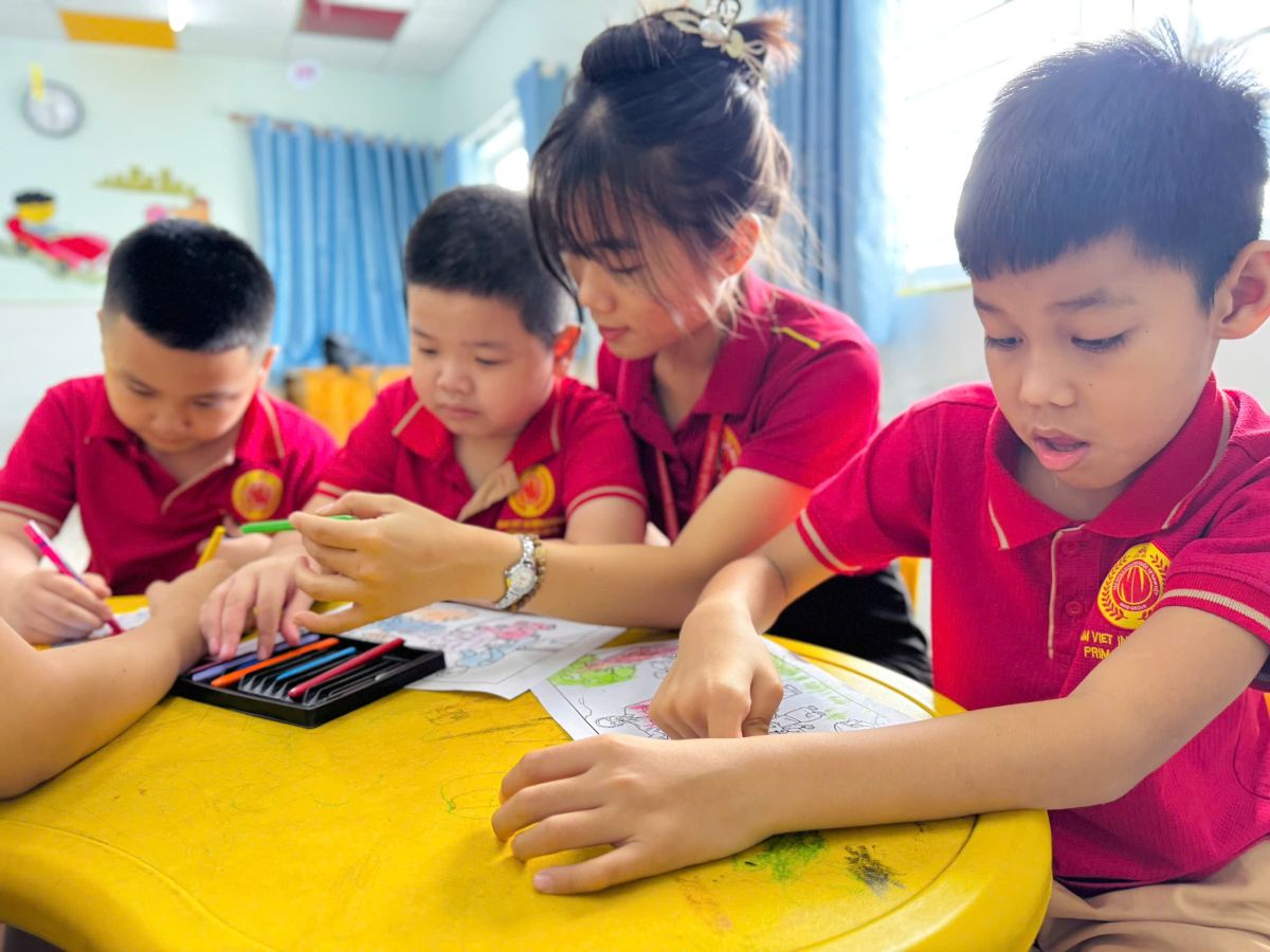 Khai Sáng – Những sắc màu yêu thương