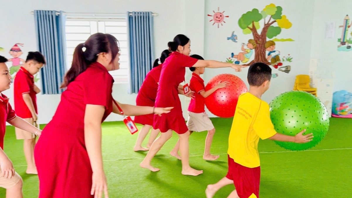 CHUYỀN VẬT QUA TAY &amp; CHẠY VỀ GHẾ - HOẠT ĐỘNG NHÓM ĐẦY NĂNG LƯỢNG