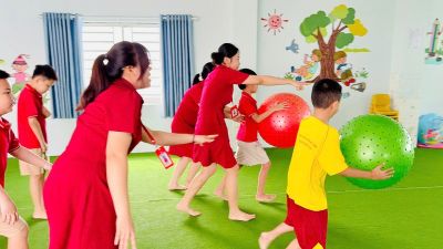 CHUYỀN VẬT QUA TAY &amp; CHẠY VỀ GHẾ - HOẠT ĐỘNG NHÓM ĐẦY NĂNG LƯỢNG