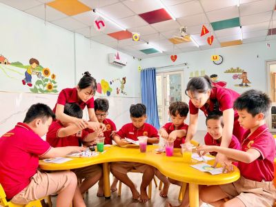 B&Eacute; VUI C&Ugrave;NG SẮC M&Agrave;U &ndash; KH&Aacute;M PH&Aacute; THẾ GIỚI QUA TỪNG CHUYỂN ĐỘNG NHỎ