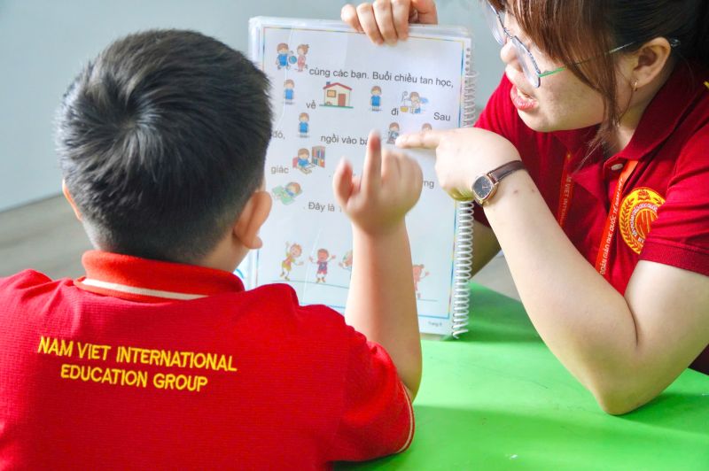 Bé Khai Sáng học cách nhận biết thời gian và thời tiết