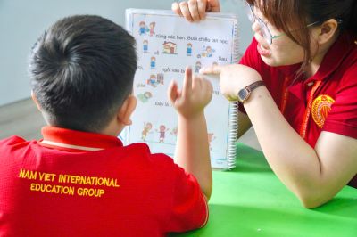 Bé Khai Sáng học cách nhận biết thời gian và thời tiết