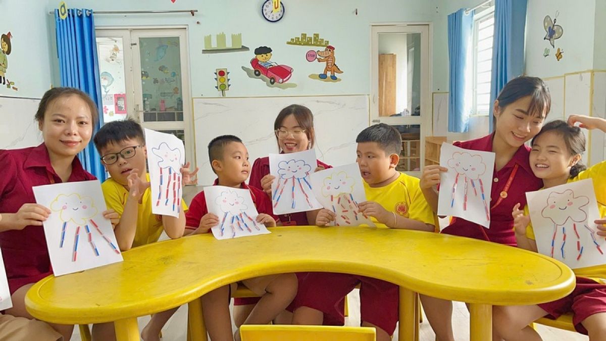 KHI Đ&Ocirc;I TAY NHỎ DỆT N&Ecirc;N CƠN MƯA CẦU VỒNG